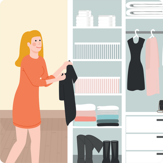 Frau in orangefarbenem Kleid faltet schwarze Kleidung vor einem offenen Kleiderschrank mit ordentlich gestapelten Handtüchern, Büchern und Schuhen, animiert