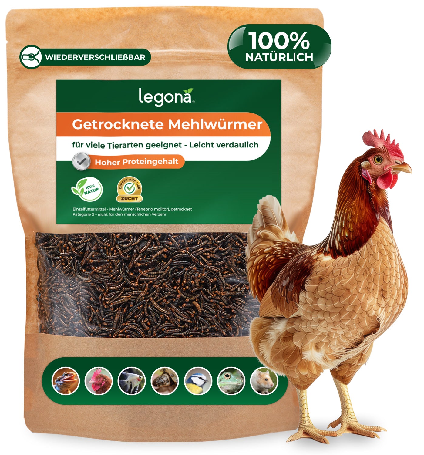 Packung mit getrockneten Mehlwürmern der Marke Legona neben einem stehenden Huhn