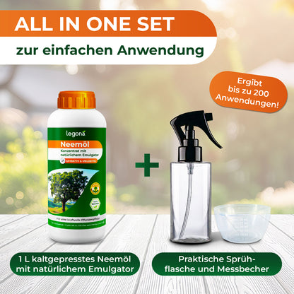 Flasche mit 1 Liter kaltgepresstem Neemöl von Legona neben transparenter Sprühflasche und Messbecher auf Holzuntergrund