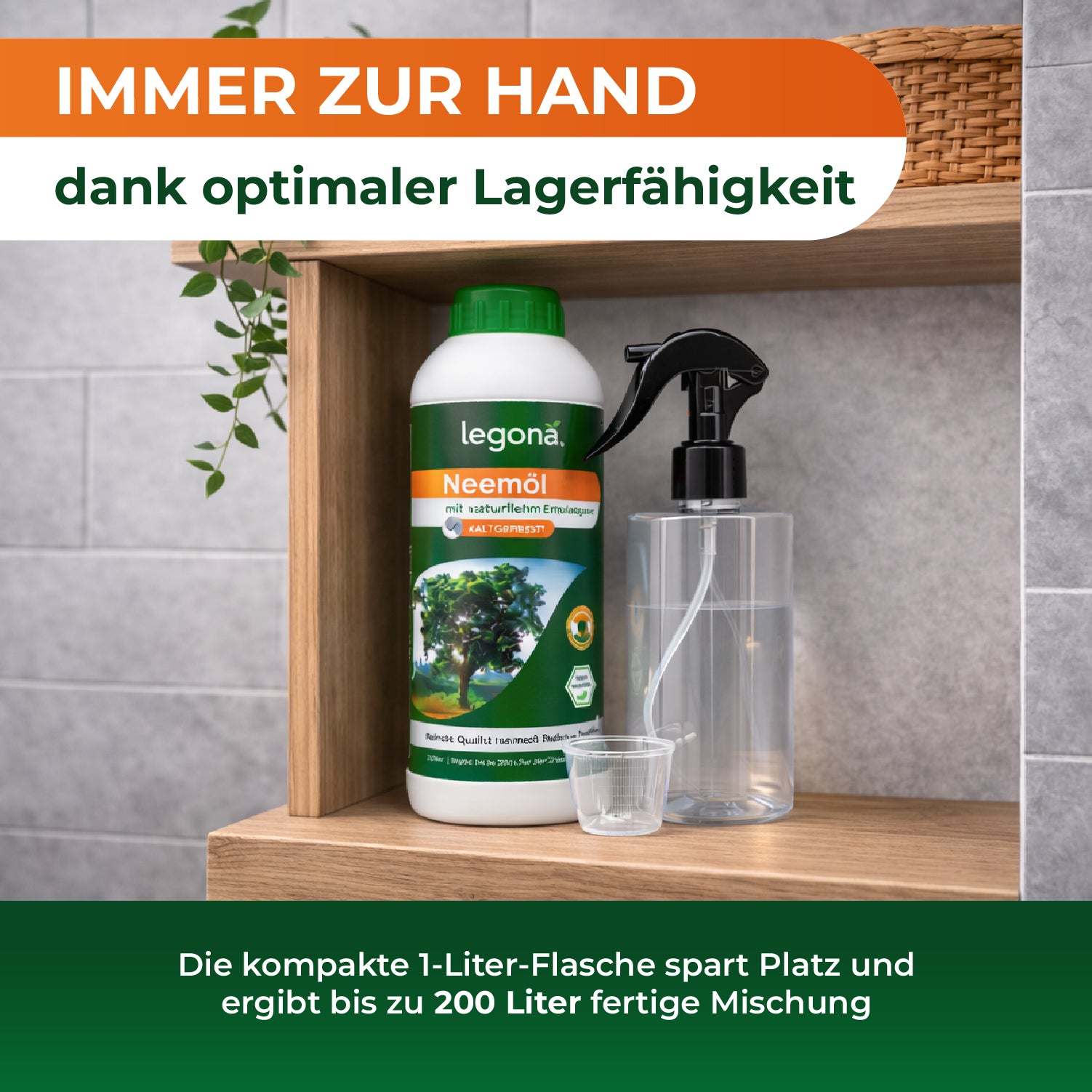Flasche mit Neemöl, Sprühflasche und Messbecher auf Holzregal vor grauer Wand