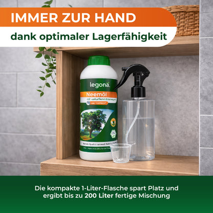 Flasche mit Neemöl, Sprühflasche und Messbecher auf Holzregal vor grauer Wand