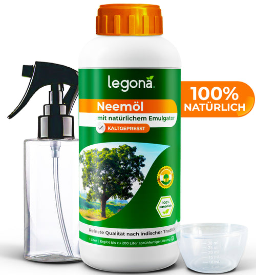 Legona Neemöl mit natürlichem Emulgator, kaltgepresst, 1 Liter, daneben Sprühflasche und Messbecher
