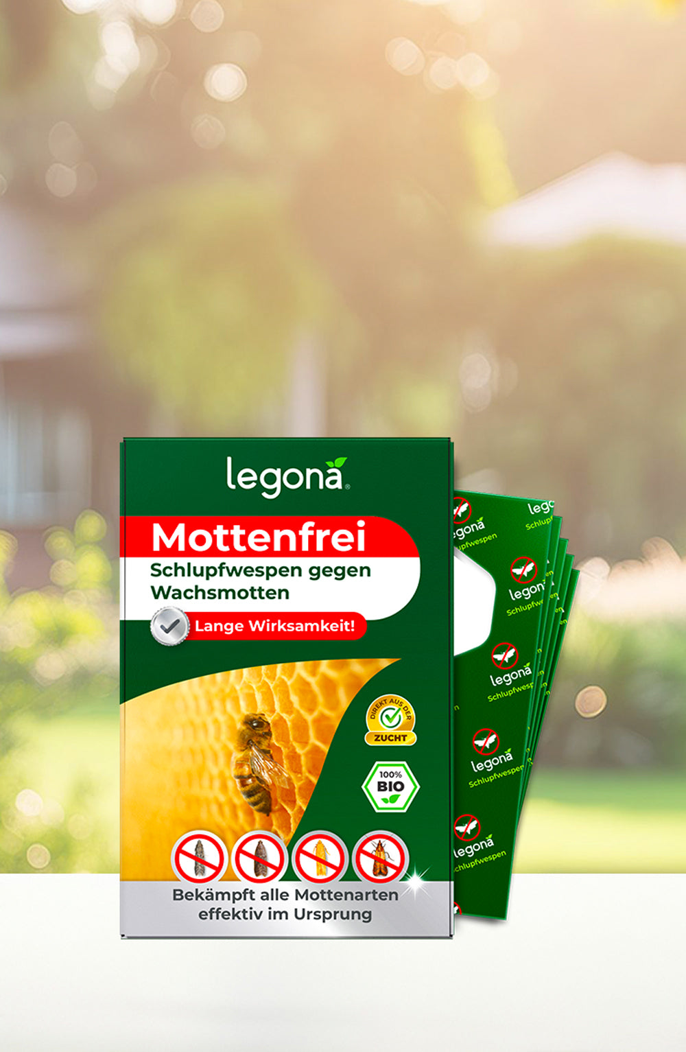 Verackung des Produkts 'Legona Mottenfrei' Schlupfwespen gegen Wachsmotten mit gelbem Wabenmuster vor unscharfem Garten-Hintergrund